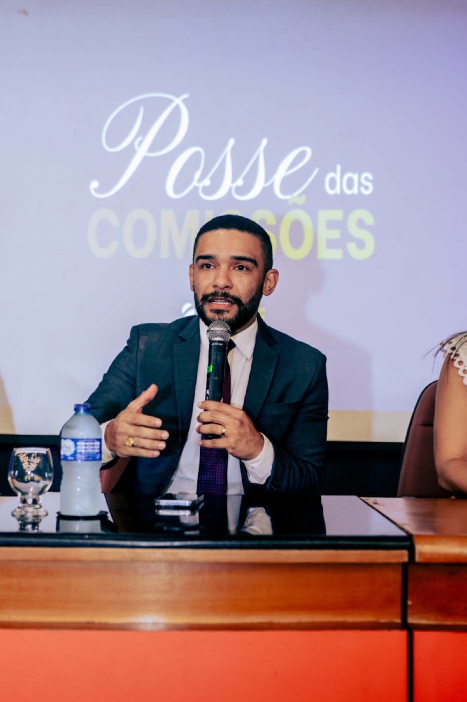 Prof. Fellipe Guerra falando ao microfone em evento institucional